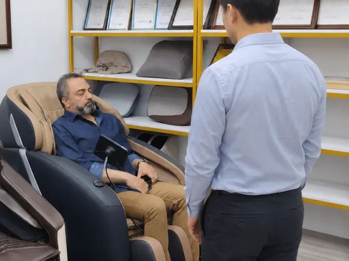 Käufer prüft einen LH WELL Massagesessel im Showroom